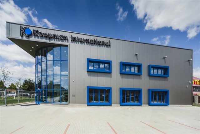 Showroom mit Bürogebäude KOOPMAN, Vestec u Prahy